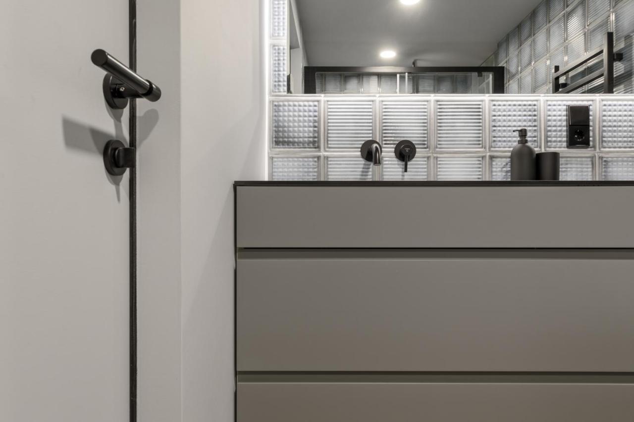Ivis House Modern Apartment In Vilnius Old Town With Balcony Ngoại thất bức ảnh
